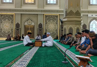 Kapolsek Krueng Sabee Hadiri Prosesi Pensyahadatan Warga Desa Panggong, Berlangsung Khidmat dan Penuh Haru Kapolsek Krueng Sabee Hadiri Prosesi Pensyahadatan Warga Desa Panggong, Berlangsung Khidmat dan Penuh Haru