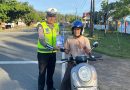Personel Unit Kamsel Satlantas Polres Aceh Jaya Bagikan Brosur Keselamatan Berlalu Lintas kepada Pengguna Jalan Personel Unit Kamsel Satlantas Polres Aceh Jaya Bagikan Brosur Keselamatan Berlalu Lintas kepada Pengguna Jalan