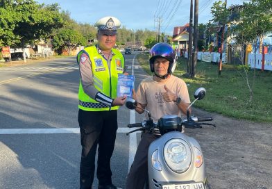 Personel Unit Kamsel Satlantas Polres Aceh Jaya Bagikan Brosur Keselamatan Berlalu Lintas kepada Pengguna Jalan Personel Unit Kamsel Satlantas Polres Aceh Jaya Bagikan Brosur Keselamatan Berlalu Lintas kepada Pengguna Jalan