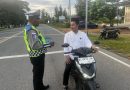 Polantas Menyapa, Satlantas Polres Aceh Jaya Edukasi Pengendara dan Bagikan Brosur Keselamatan Berlalu Lintas