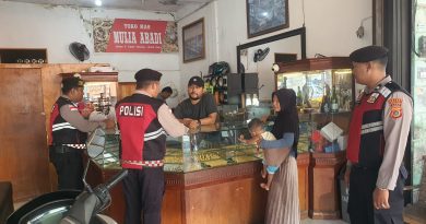 Sat Samapta Polres Aceh Jaya Gelar Patroli Dialogis di Toko Emas, Imbau Pedagang Pasang CCTV dan Warga Kunci Setang Kendaraan