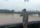 Antisipasi Banjir Akibat Curah Hujan Tinggi, Bhabinkamtibmas Polsek Teunom Monitoring Debit Air Sungai Antisipasi Banjir Akibat Curah Hujan Tinggi, Bhabinkamtibmas Polsek Teunom Monitoring Debit Air Sungai