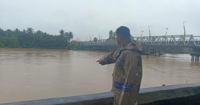 Antisipasi Banjir Akibat Curah Hujan Tinggi, Bhabinkamtibmas Polsek Teunom Monitoring Debit Air Sungai Antisipasi Banjir Akibat Curah Hujan Tinggi, Bhabinkamtibmas Polsek Teunom Monitoring Debit Air Sungai