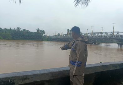 Antisipasi Banjir Akibat Curah Hujan Tinggi, Bhabinkamtibmas Polsek Teunom Monitoring Debit Air Sungai Antisipasi Banjir Akibat Curah Hujan Tinggi, Bhabinkamtibmas Polsek Teunom Monitoring Debit Air Sungai